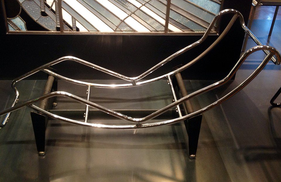 LC4_Chair_by_Le_Corbusier_and_Perriand_1927-28